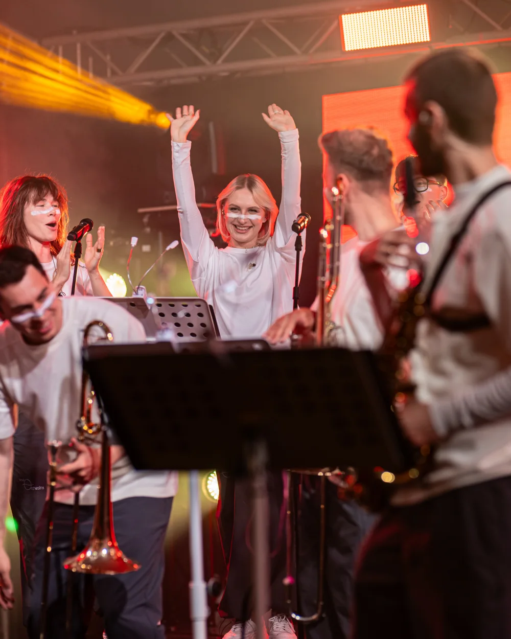 Muzycy Symphonic Beats na scenie w Sopocie