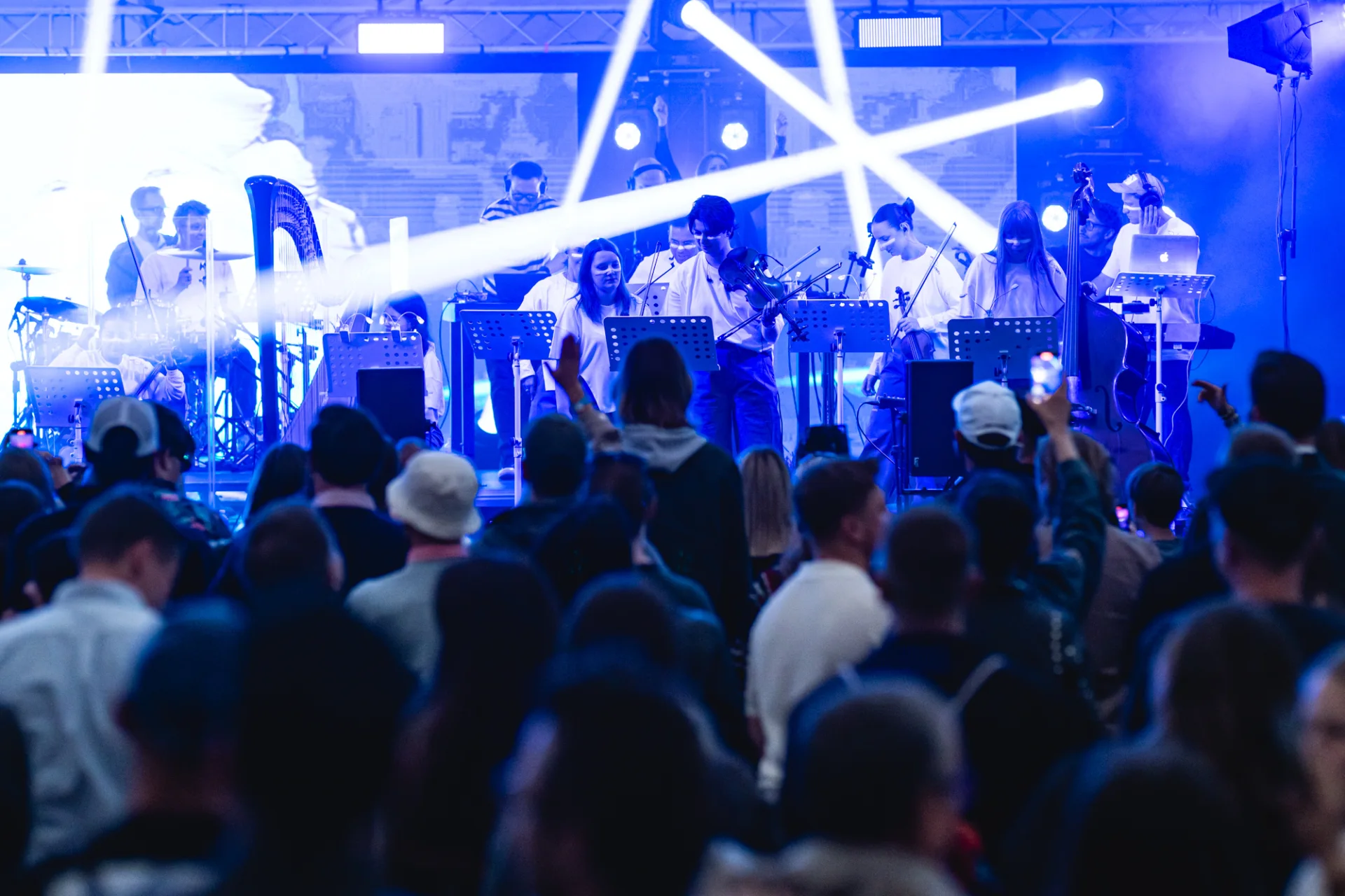 Wave Orchestra i publiczność w świetle reflektorów podczas koncertu w Sopocie