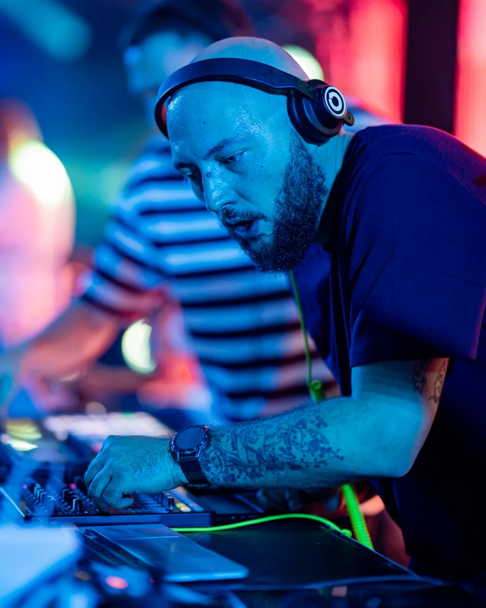 DJ z kolektywu TAS przy konsolecie podczas koncertu